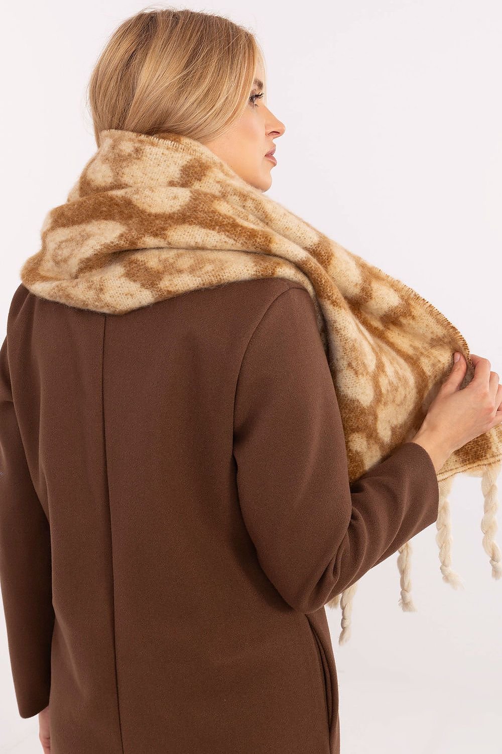 Shawl model 205962 AT